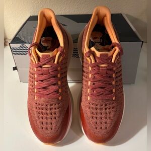 Rabbit Dream Chaser Women's
Size 8.5 Brand New in Box